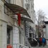 На фото рабочие устанавливают незаконные конструкции
