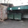 впритык к дому недавно навес построили для чужих контейнеров