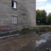 Сырая стена дома номер 50 по ул красноказачья и лужа