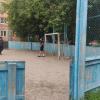 Дети приходят на этот старый корт играть в футбол, но играть на неровном отсеве на старом хоккейном корте не очень приятно, родители не очень наверно будут довольны рванной одежде или кроссовкам, поэтому народу не так много.