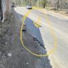 обозначен участок разрушения дорожного полотна