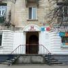 часть вывесок убрали, тем не менее, все равно не соответсвтует правилам, прописанным для фасадов центральной улицы исторического центра, март 2016