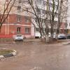 Так выглядит уже 10 лет обозначенный бордюрами въезд и выезд со двора на ул. Евстафьева 