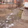 Из-за отсутствия благоустройства и водоотвода разрушается отмостка дома 9А