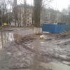подход к мусорным бакам, пройти невозможно