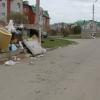 мусорка и свалка вокруг неё по улице Стартовая между домами 11 и 13