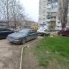 Прилегающий, к остановке Кинотеатр Москва, парк, заставленный автомобилями.