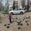 Дети дети, гуляющие в парке, делят территорию с автомобилями. 