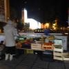 торговля  фруктами в вечернее время у магазина "Черноморец" на ул. Московской, 5 г.Ялта