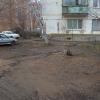 С торца дома тоже люди вынуждены парковать автомобили, по колено в грязи...а ведь и здесь могло быть место, обустроенное для  парковки пары автомобилей