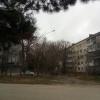 фонарь на проезжей части возле детского сада и перекрестка