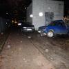 Ночь. 25.11.2016. Range Rover Discover, Scoda Octavia и Лада Нива, нагло припаркованные на газоне/в грязи