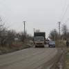 Проблемный участок дороги с транспорными средствами и пешеходом