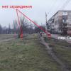Нет ограждения между стадионом и проезжей частью пер. Гавена. Тротуар у стадиона - это узкая тропинка.