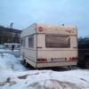 Авто-дом к которому от столба уличного освещения проложен кабель