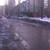 На дорожном полотне имеются трещины и просадки, а также отсутсвие уборки снега. При фотографировании с места дефекты трудно увидеть, но при проезде ощущается.
