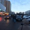 машины на тротуаре, людям приходится тереться о машины или идти по огромным лужам