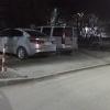 припаркованные автомобили жильцов, захвативших парковку