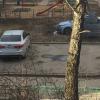 целый день свободные места парковки закрыты цепями и к ни мнет подъезда, как и ночью
