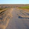 Вид на село Комышинка. В одном месте кто-то пытался засыпать ямы на дорожном полотне очень крупной щебёнкой, но ехать тут всё равно страшно...