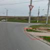 Красными линиями показано, что с одной стороны пешеходная дорога асфальтрована вплотную к автомобильной, а с другой - интенсивно утоптана