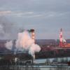 Выбросы сильно пахнущего газа из низкой трубы и не сгоревшее топливо котельной из высокой трубы