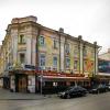 Как видно на фото, возле кафе тротуар заужен для парковки, а на самом тротуаре - стоит летнее кафе. Проход для пешеходов - менее 1 метра. 
